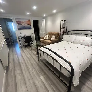 Adorable 1-bedroom Entire Place With Free Parking Apartment